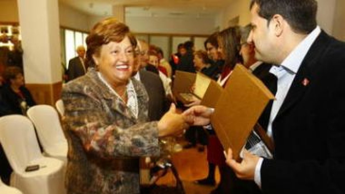 El alcalde y los concejales entregan las placas a las parejas homenajeadas.