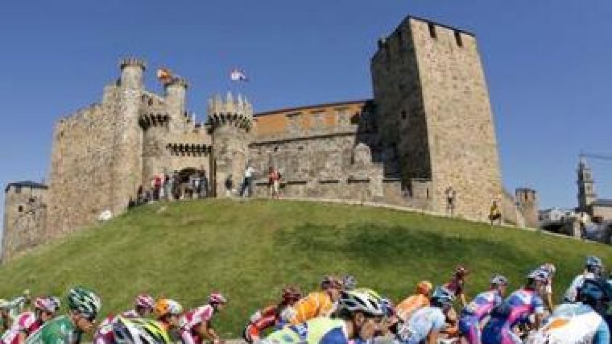 La Vuelta, en la imagen la del 2008, ha recalado ya varias veces en Ponferrada.