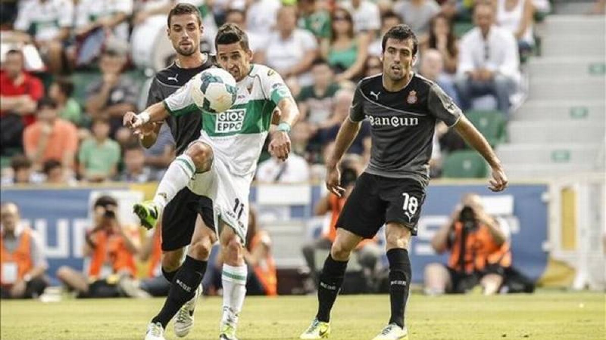 Coro disputa un balón con Raúl Rodríguez y Fuentes.
