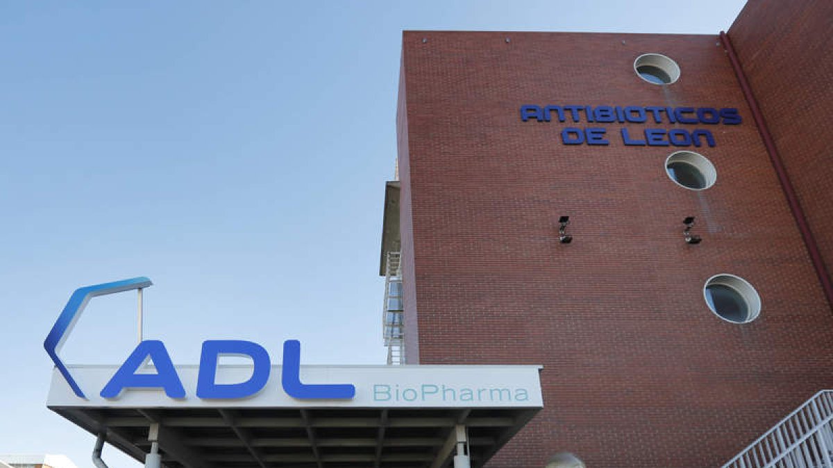 Vista exterior de la factoría de ADL, al sur de la capital leonesa. JESÚS F. SALVADORES