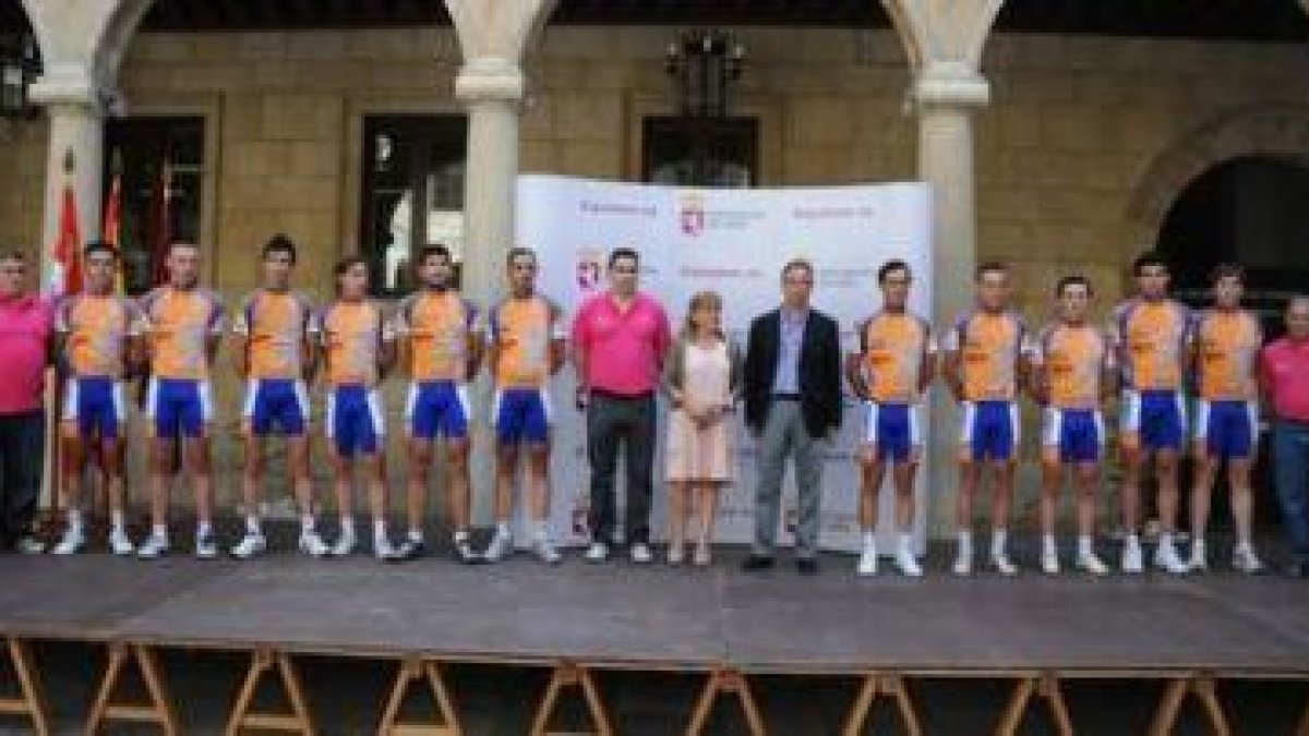 Isabel Carrasco presidió la presentación de la escuadra Diputación-Deyser para esta temporada.