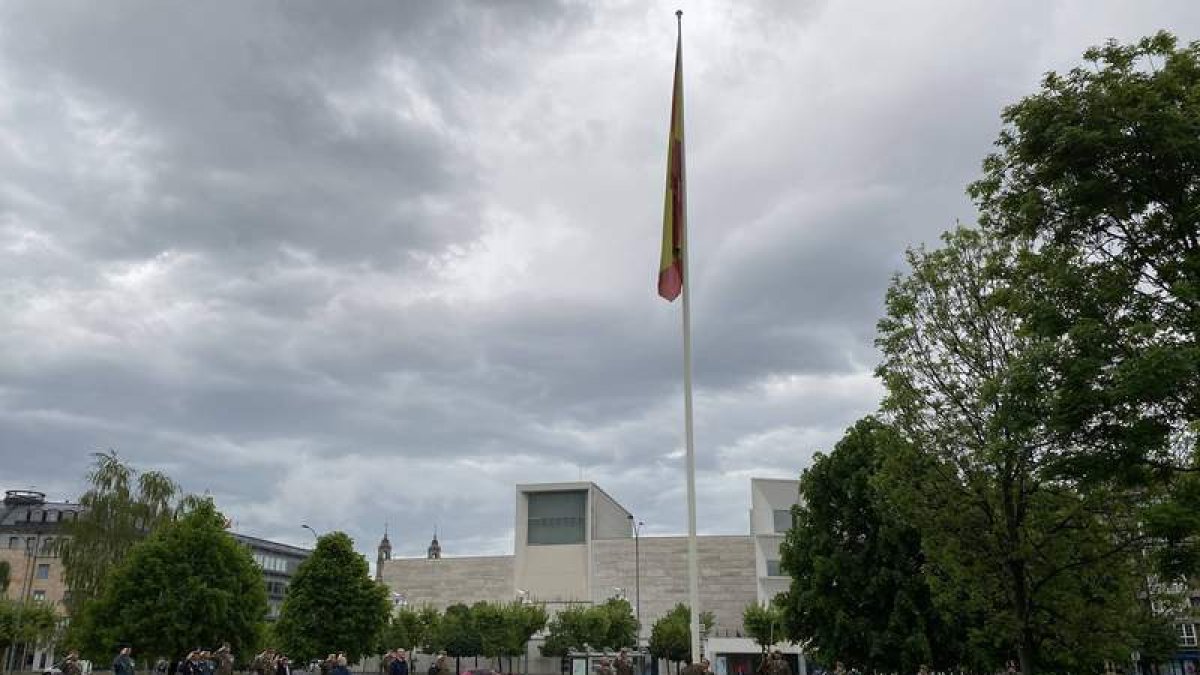 Un momento del acto de izado de la bandera ante la Junta.