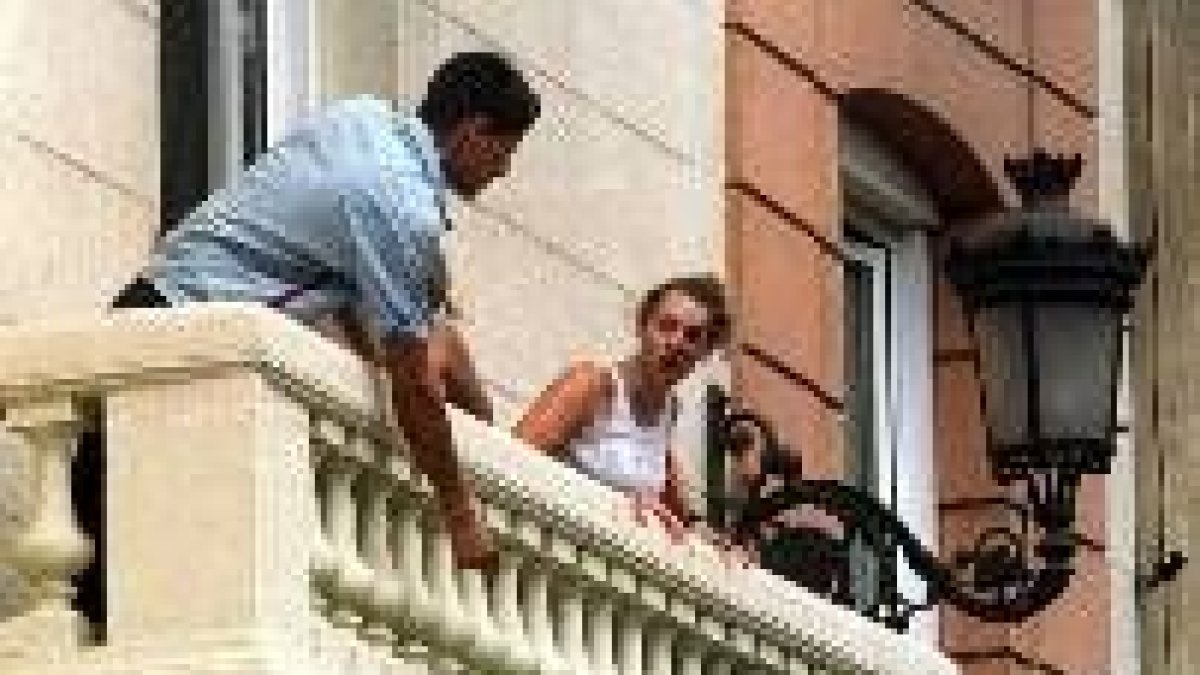Una estudiante herida se asoma por el balcón de la escuela situada sobre el hotel de Alicante