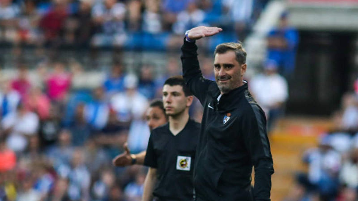 El entrenador de la SD Ponferradina, Jon Pérez Bolo, dirigiendo a los bercianos desde el banquillo en el José Rico Pérez. CARLA CORTÉS