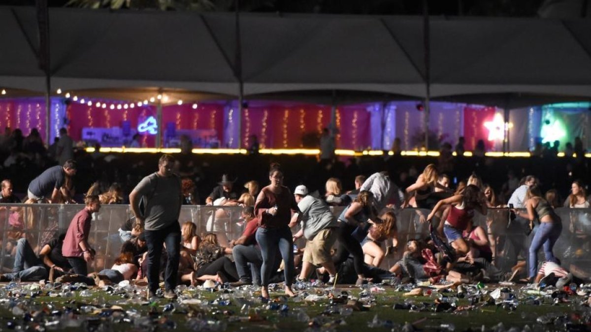 Decenas de personas corren tras el tiroteo en el festival Route 91 Harvest, este domingo en Las Vegas