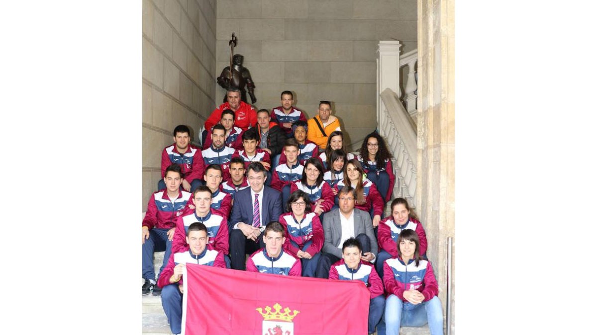 Los miembros de la selección leonesa tras su recepción en la Diputación provincial . A. B.