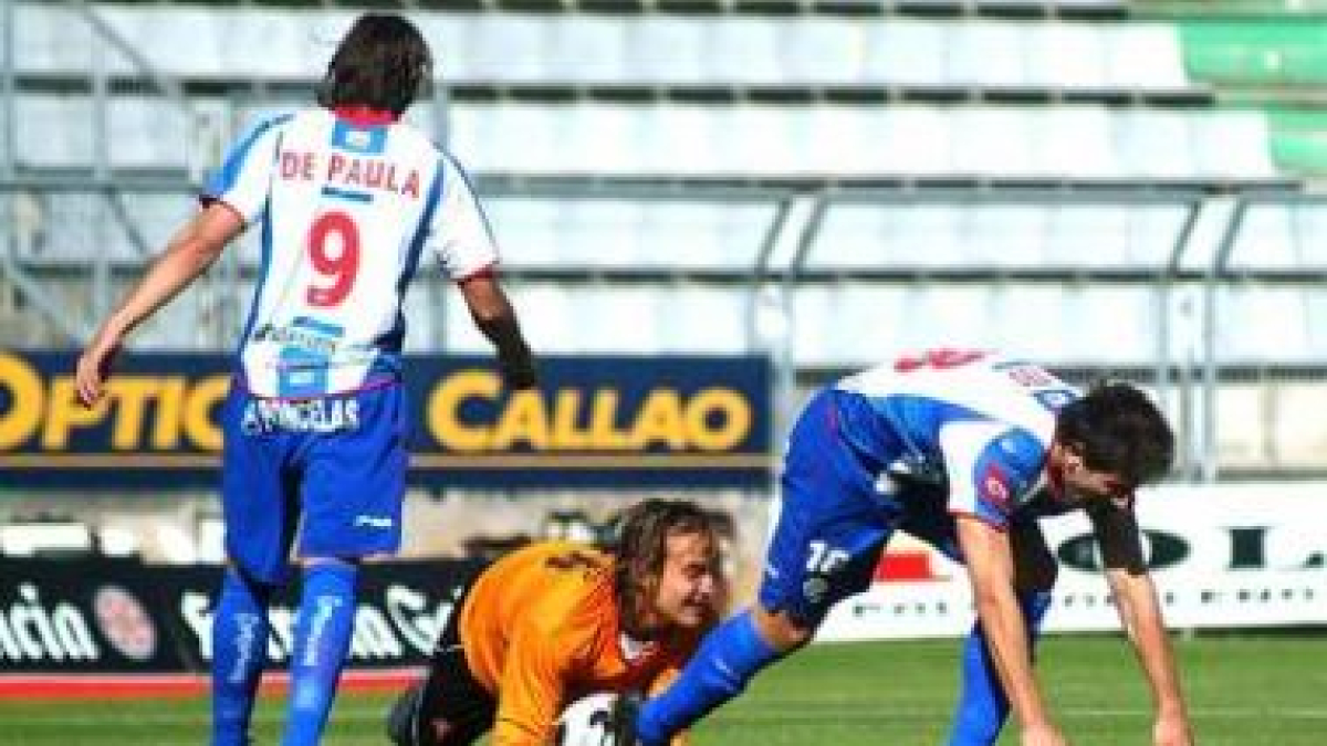 Jonatan Valle, que lucha un balón por alto con Correia, no pudo brillar en la tarde de ayer