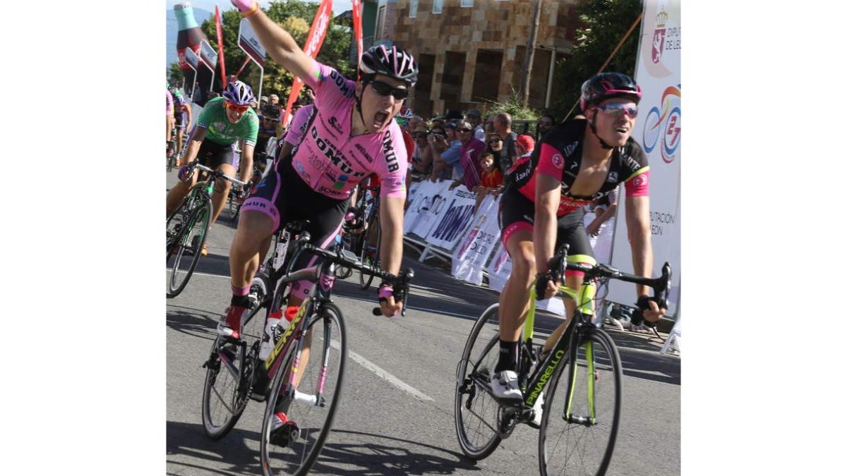 Jordan Cárdenas se convirtió ayer en el nuevo líder de la montaña. ANA F. BARREDO