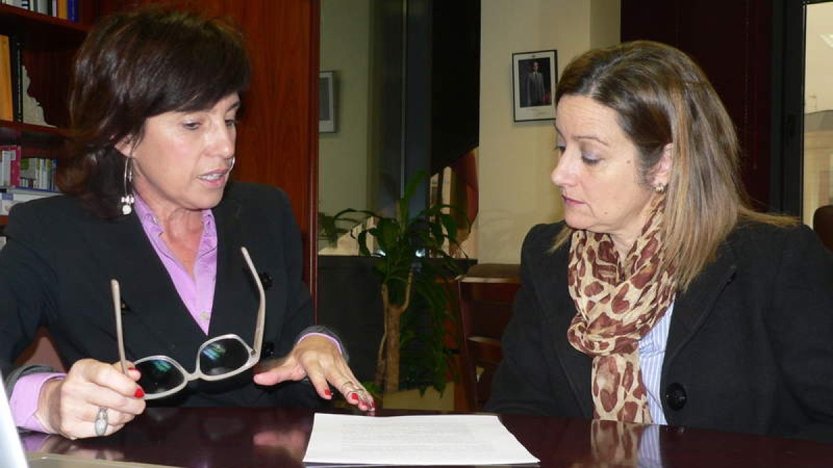 La coordinadora del servicio, Carmen Fernández, con la consejera Gloria Pérez.