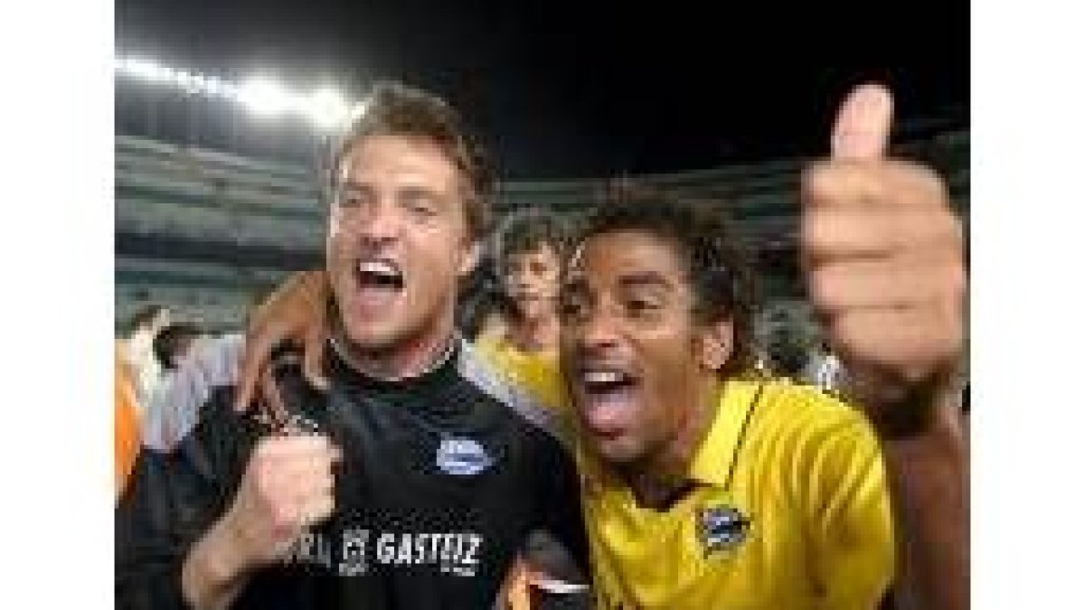 Juan Pablo celebra con Epitié el ascenso que logró con el Alavés