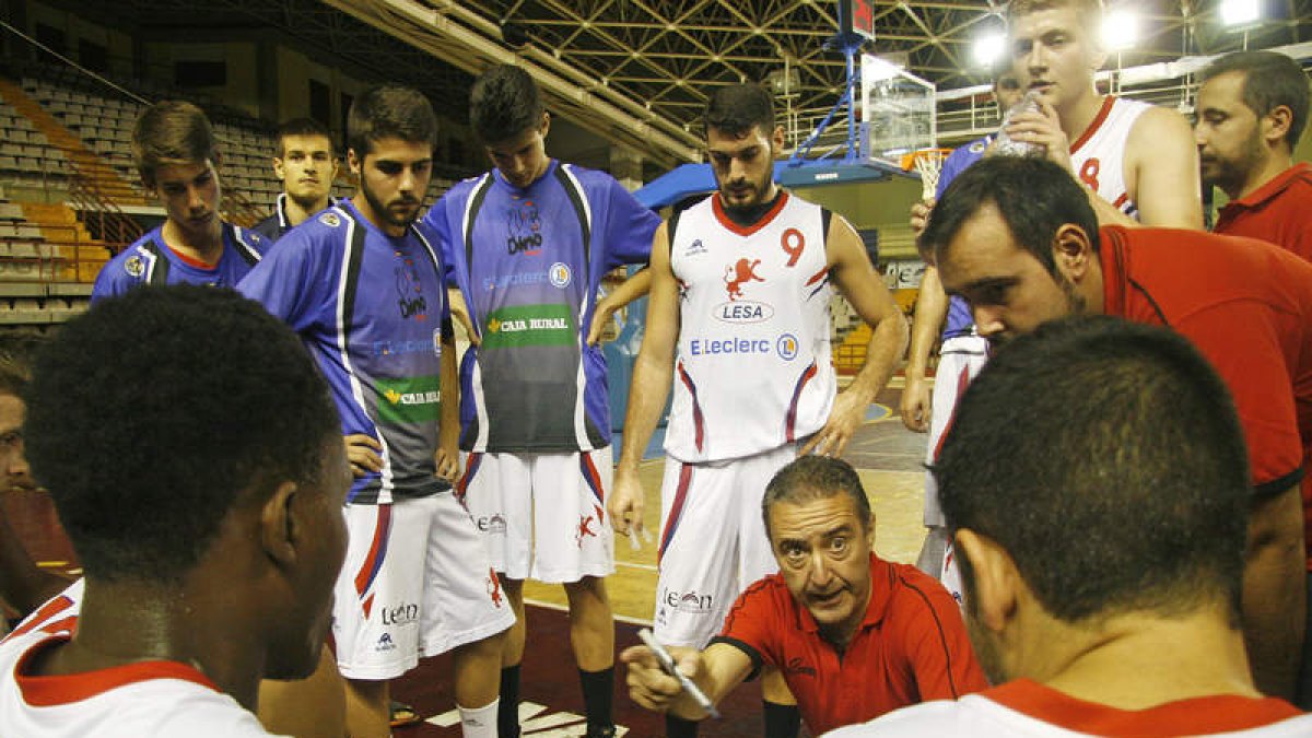 Ángel Jareño dando instrucciones a sus jugadores. SECUNDINO PÉREZ