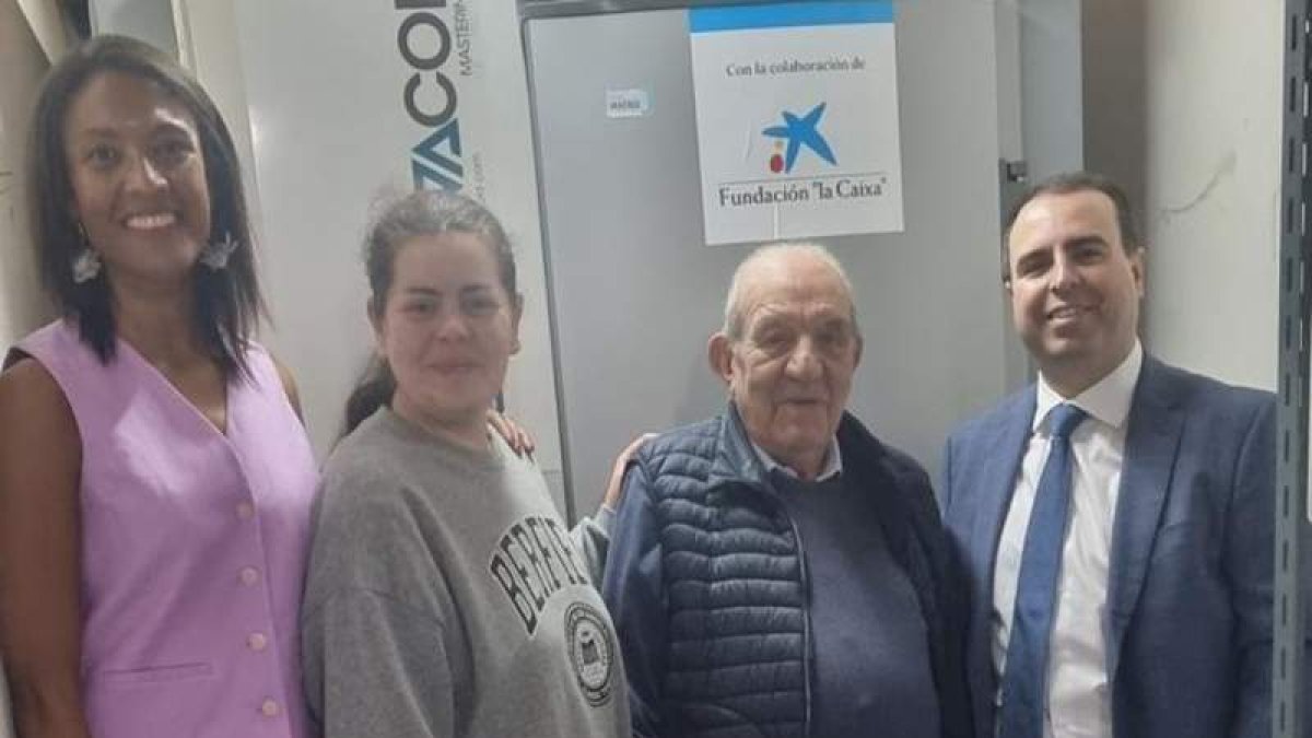 Representantes de la Caixa y del Hogar del Transeúnte. DL