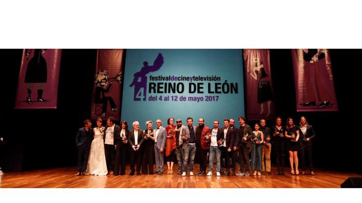 Foto de familia de los catorce ganadores de la cuarta edición del Festival de Cine y Televisión Reino de León, que recogieron los premios en el Auditorio. JESÚS F. SALVADORES