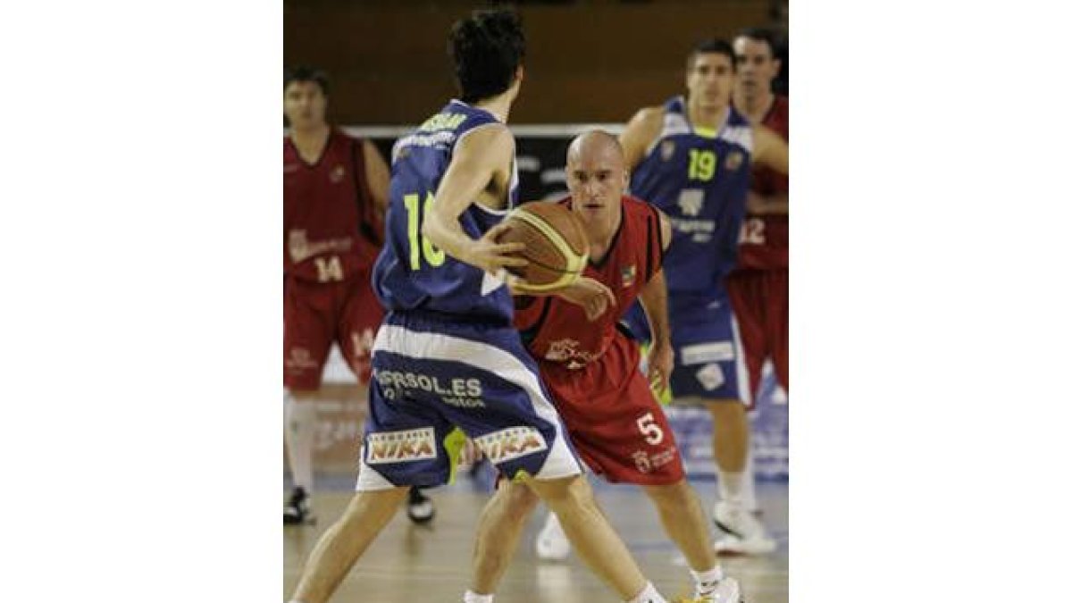 Juanjo Bernabé, a la derecha, no dirigió bien al equipo.