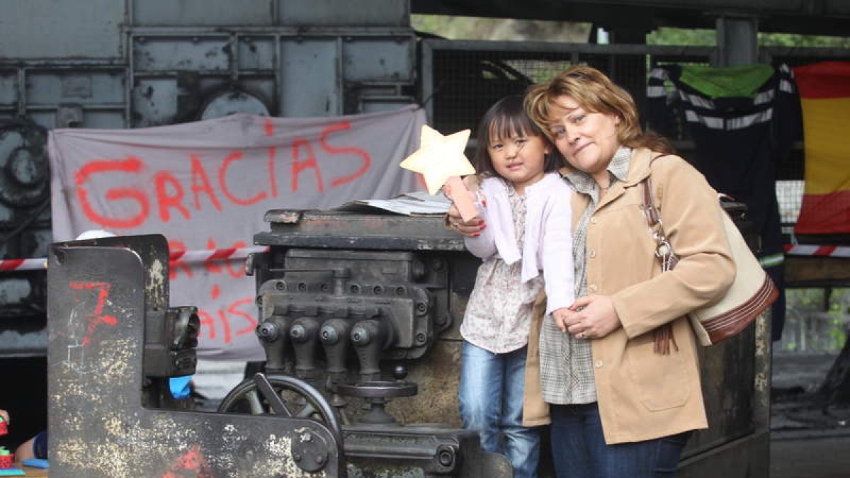 Alexandra Shui, junto a su madre, sostiene la varita mágica para los siete encerrados.