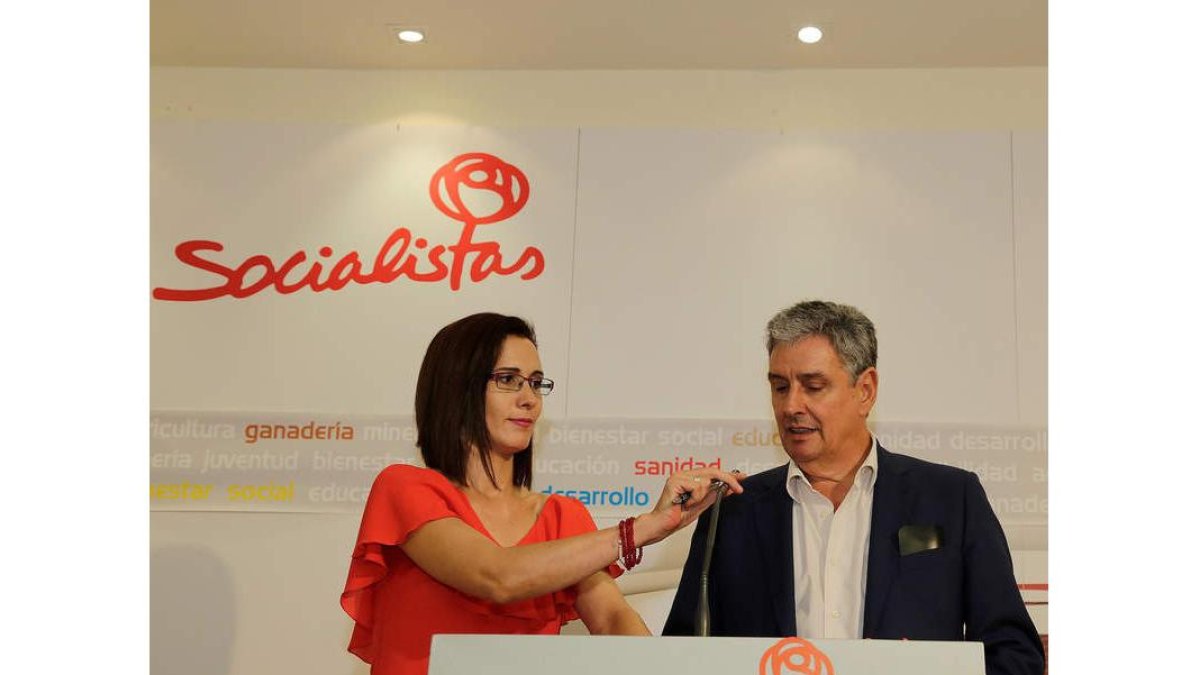 Aurora Flórez y Graciliano Palomo, ayer en la sede del PSOE en León. SECUNDINO PÉREZ