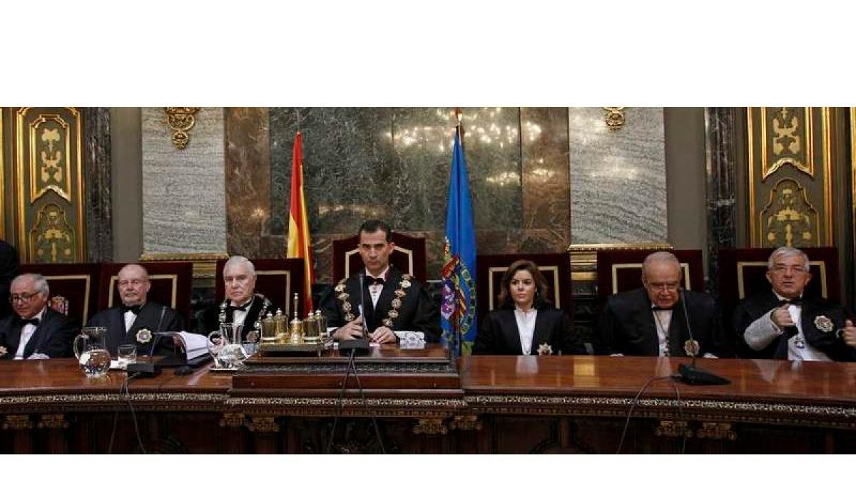 El presidente del CGPJ y del Tribunal Supremo, Dívar (tercero por la izquierda) el príncipe de Asturias y la vicepresidenta del Gobierno, Sáenz de Santamaría.