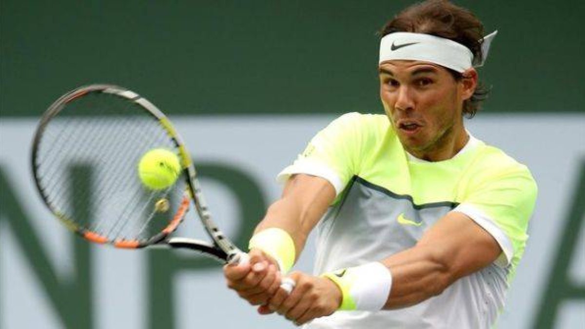 Rafael Nadal devuelve un golpe ante Gilles Simon.