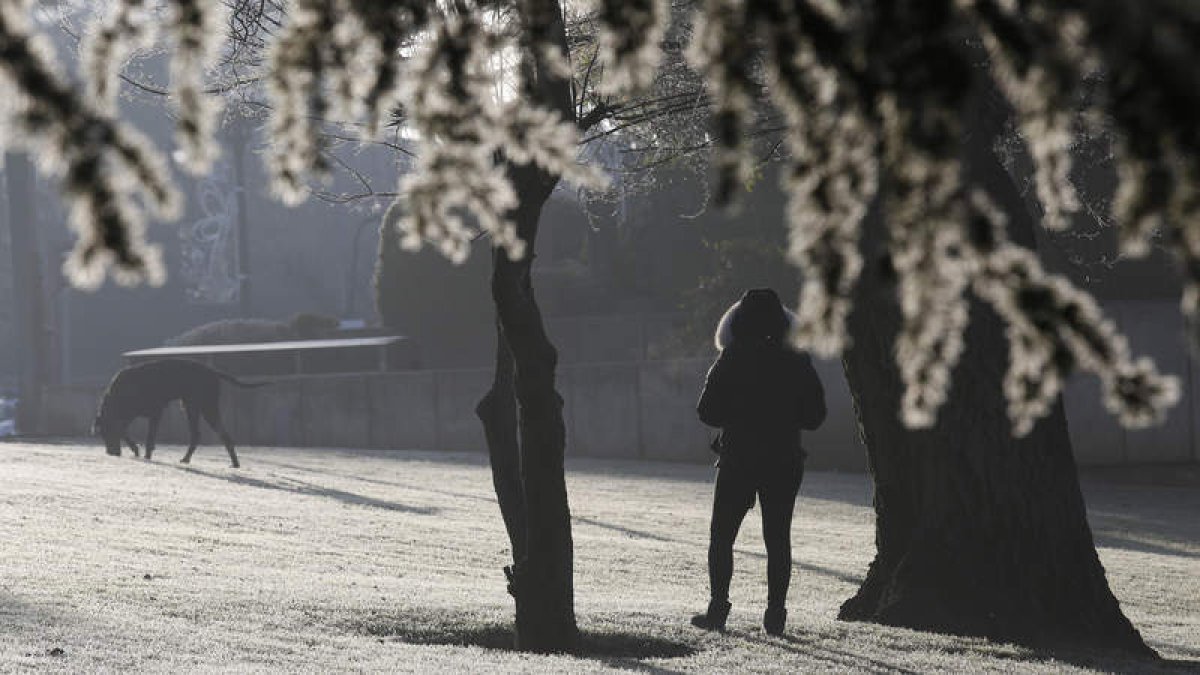 Aspecto de un parque de León a primera hora de la mañana de ayer. FERNANDO OTERO