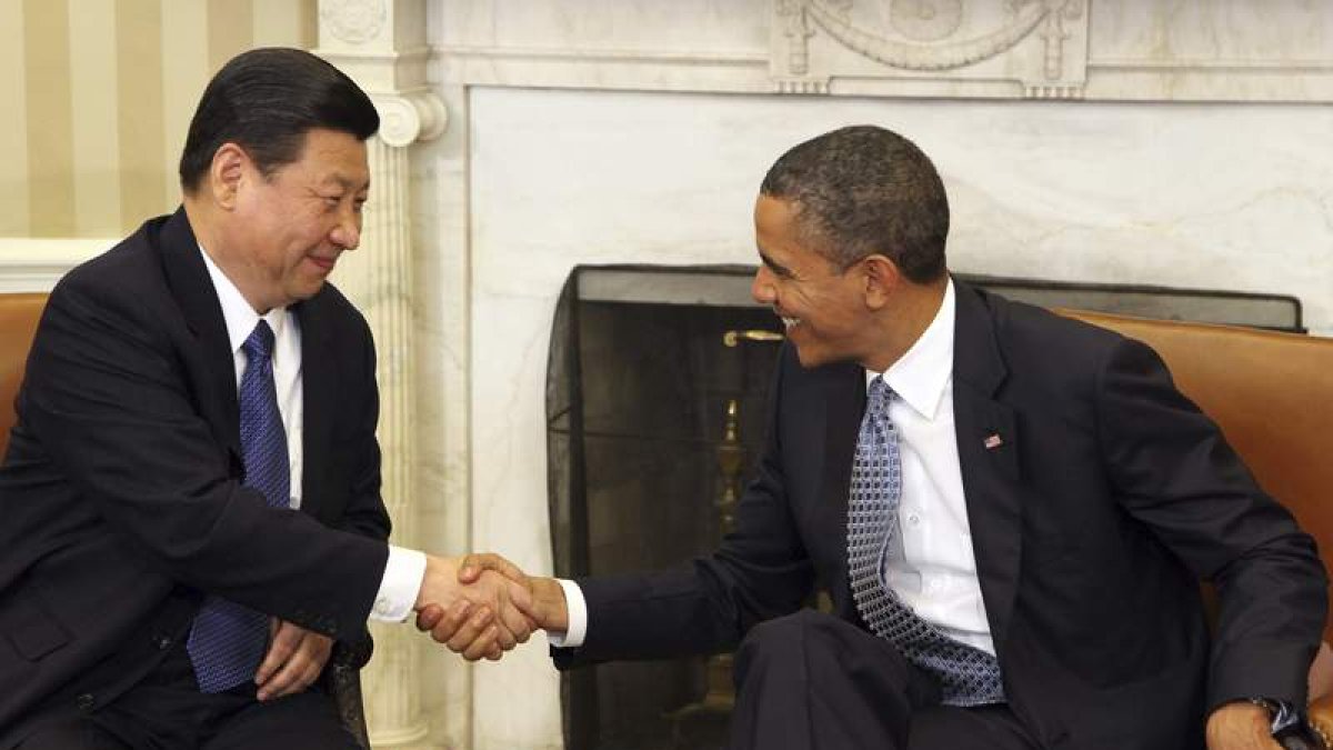 Xi Jinping y Barack Obama se estrechan la mano.