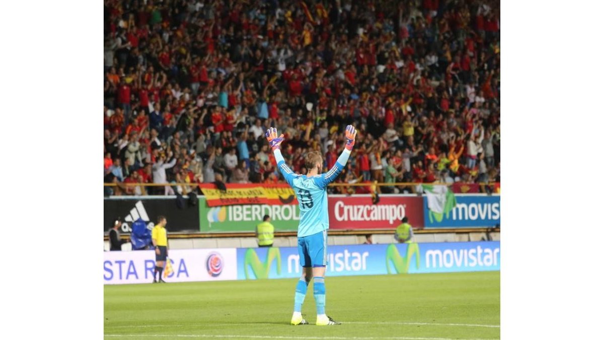 David de Gea levanta los brazos ante un estadio Reino de León repleto de aficionados en el encuentro entre las selecciones de España y Costa Rica