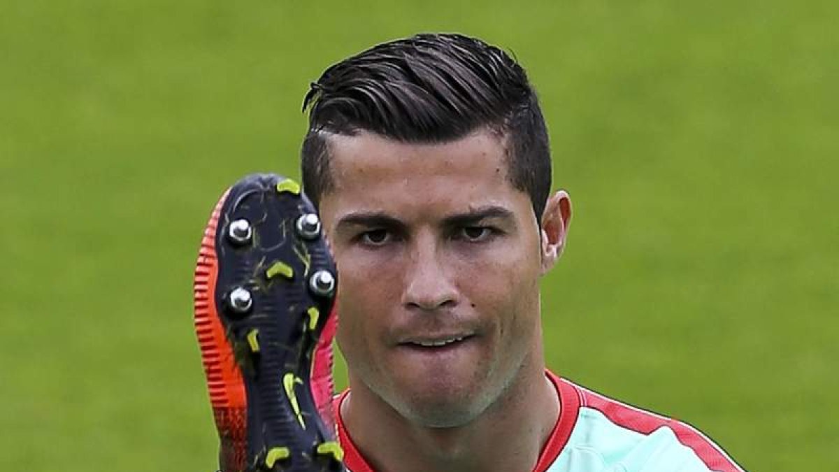 Cristiano vela armas para ver cumplido su sueño de jugar una final europea con Portugal. MIGUEL LOPES