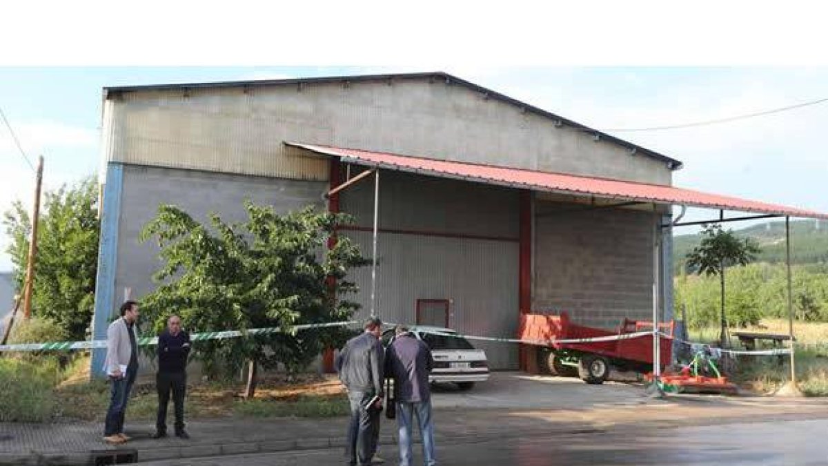 El local donde fueron hallados los cadáveres del agresor y la víctima, en la calle El Barreiro, en Cubillos del Sil.