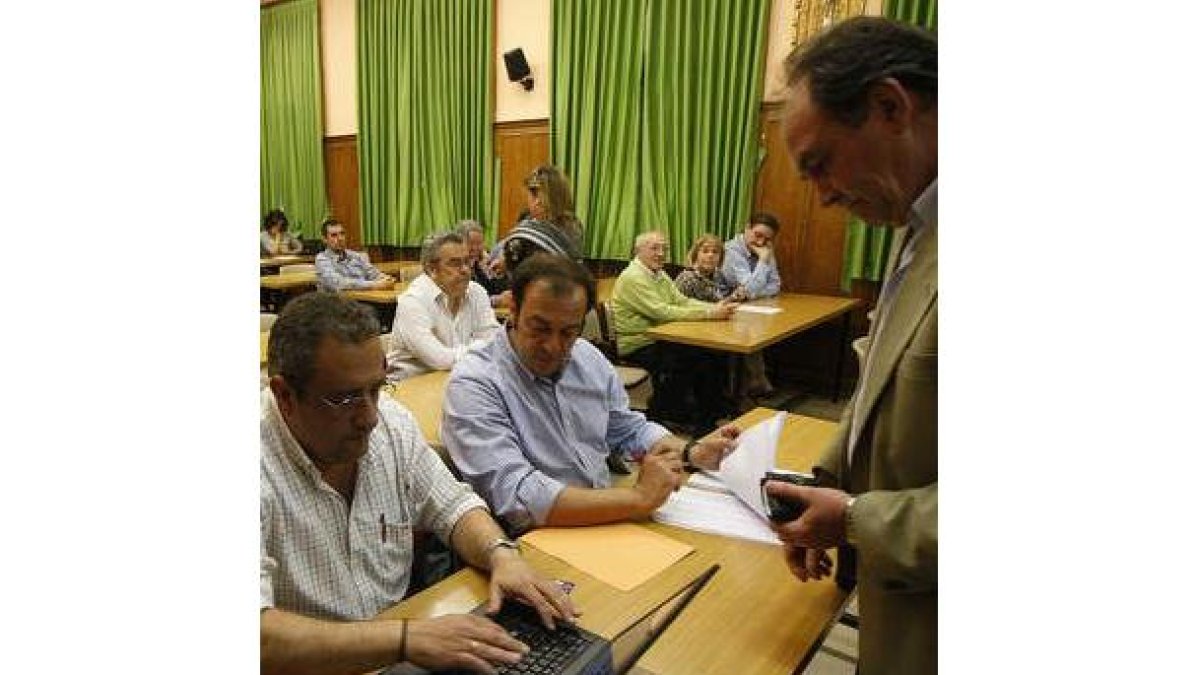 La asamblea de socios que celebró ayer el Ademar.