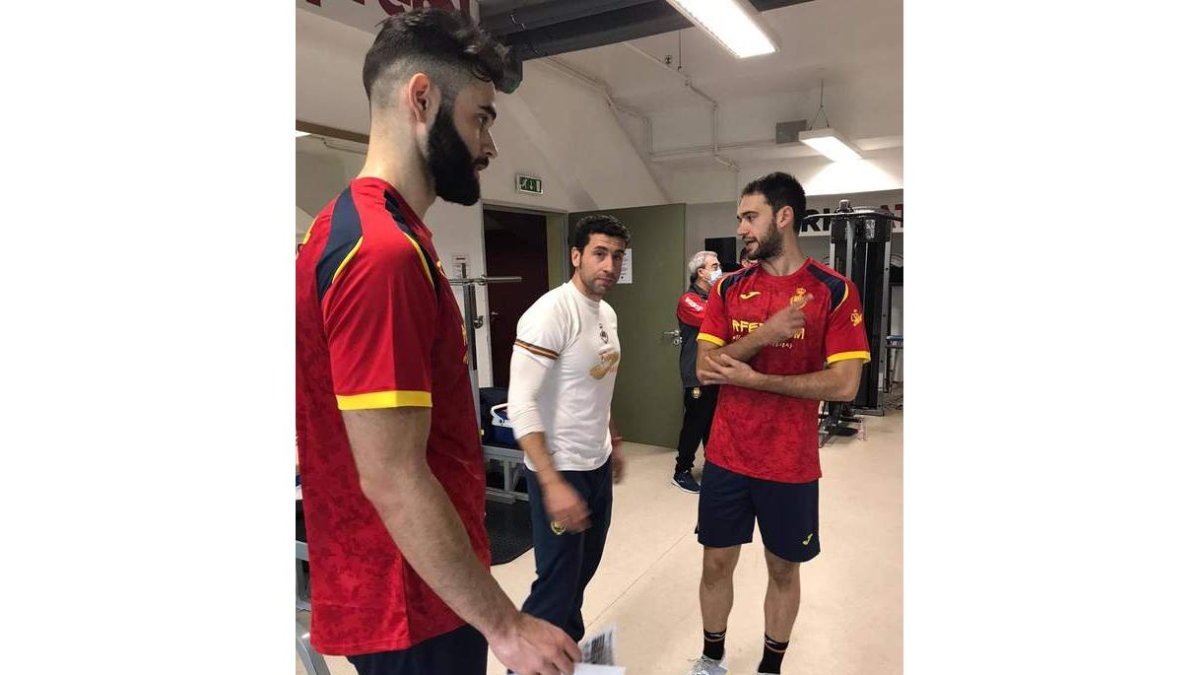 Marchán, a la izquierda, en el entrenamiento de ayer en Vezprém. RFEBM