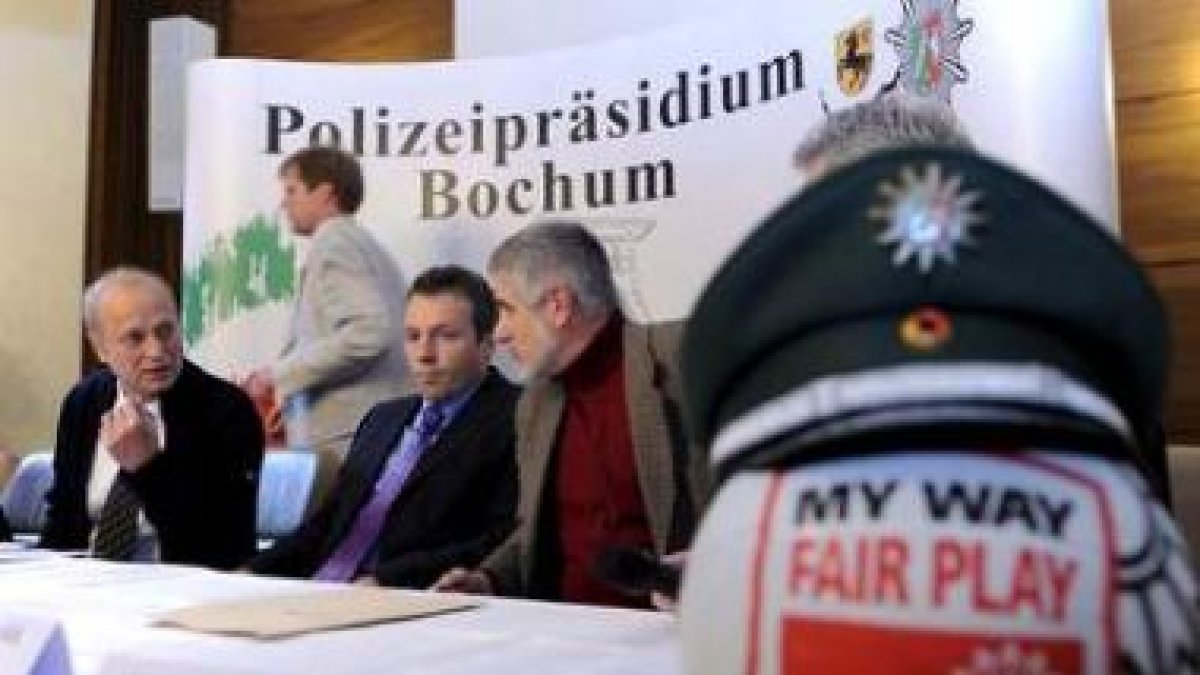 Miembros de la fiscalía y la policía de Bochum informan de la operación anti mafia.
