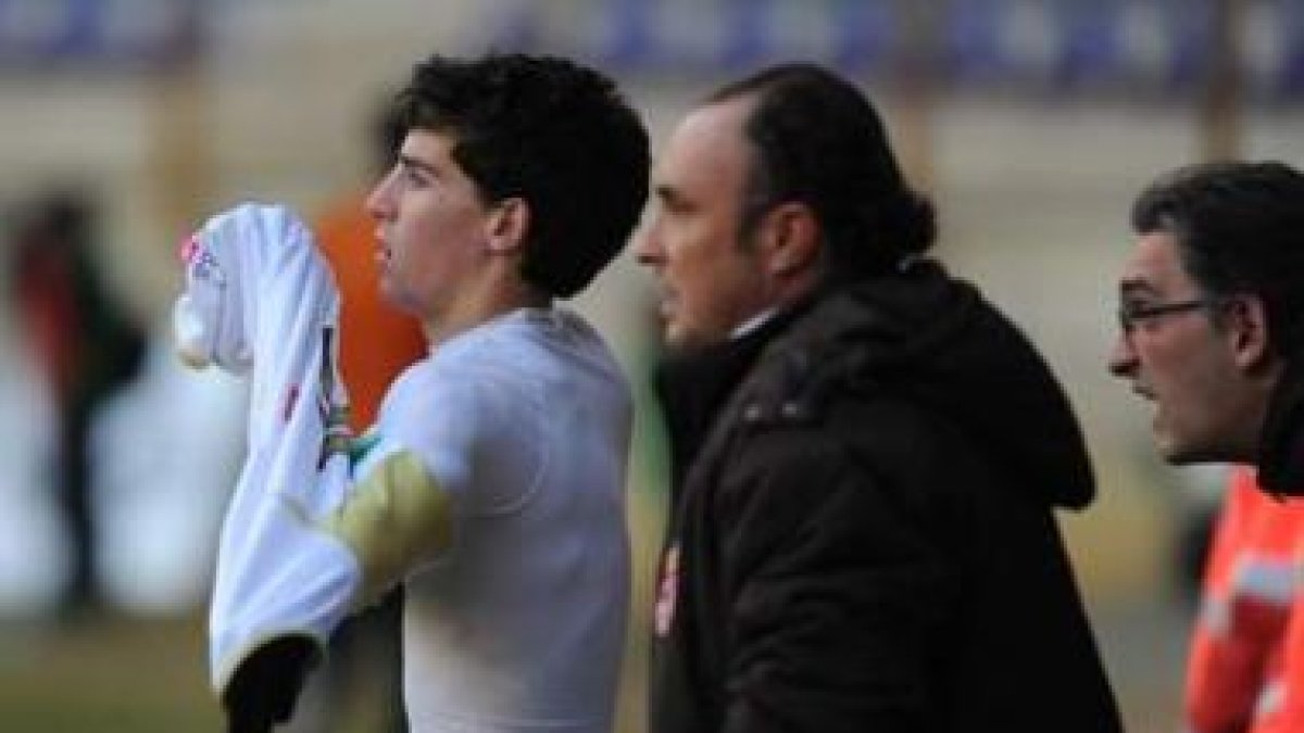 Omar se dispone a saltar al campo en presencia del entrenador Yosu Uribe.