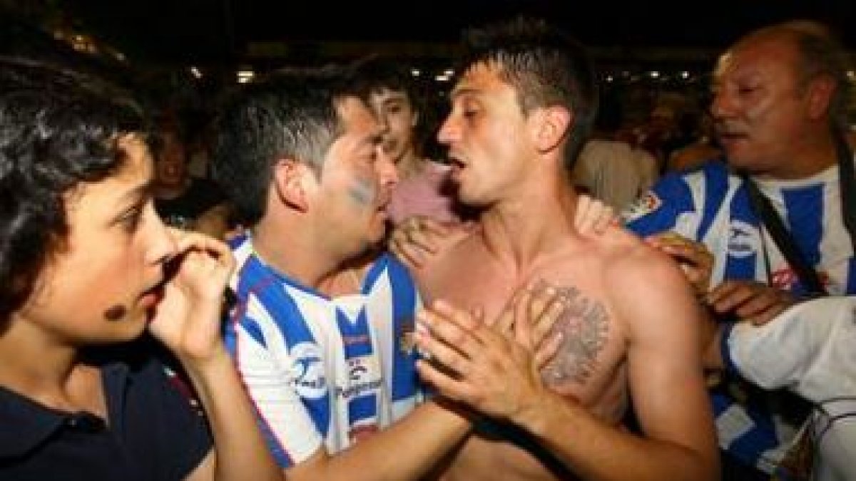 Jonatan Valle se mostró muy activo a lo largo del encuentro hasta que fue sustituido desfondado.