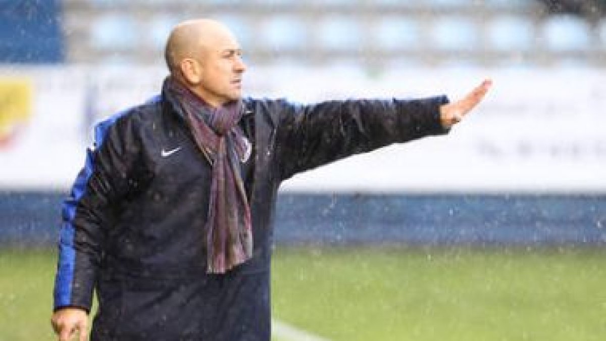 Claudio da órdenes desde el banquillo en la tarde de ayer.