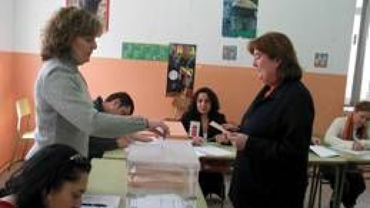 Ana Luisa Durán entrega su papeleta a la presidenta de la mesa electoral