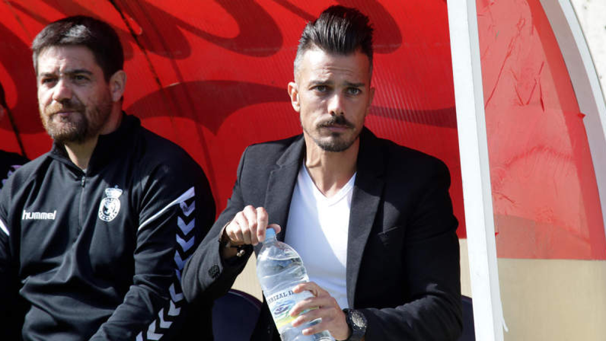 Rubén de la Barrera, a la derecha, junto a su fiel segundo entrenador Abel Mourelo, pasan por su momento más delicado. SECUNDINO PÉREZ