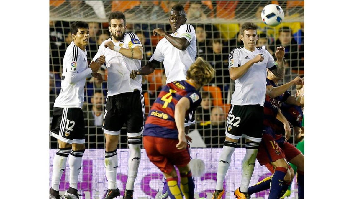 Rakitic se dispone a lanzar una falta. Ni Barcelona ni Valencia se emplearon en un partido con nulos alicientes para ambos. fÖSTERLING