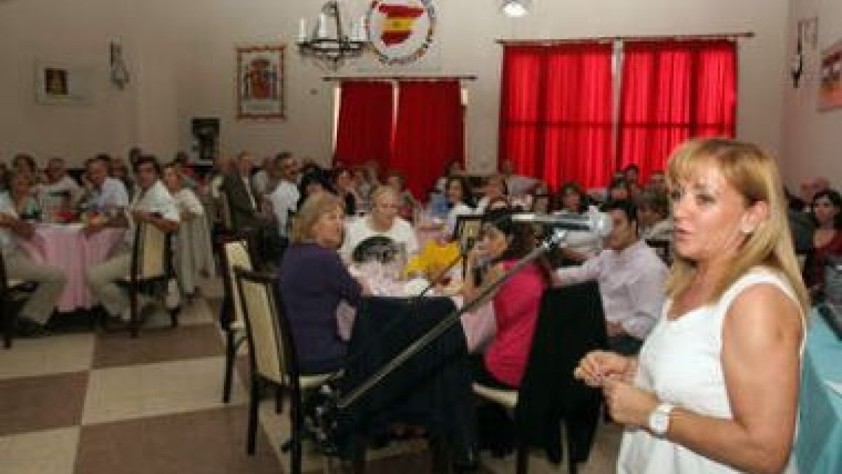 Carrasco dirige unas palabras a la colonia leonesa en Bahía Blanca en el almuerzo celebrado el jueve
