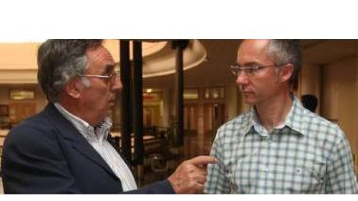 El director del curso, Emilio Gómez Fernández, y el director de Energía y Minas de la Junta, Ricardo