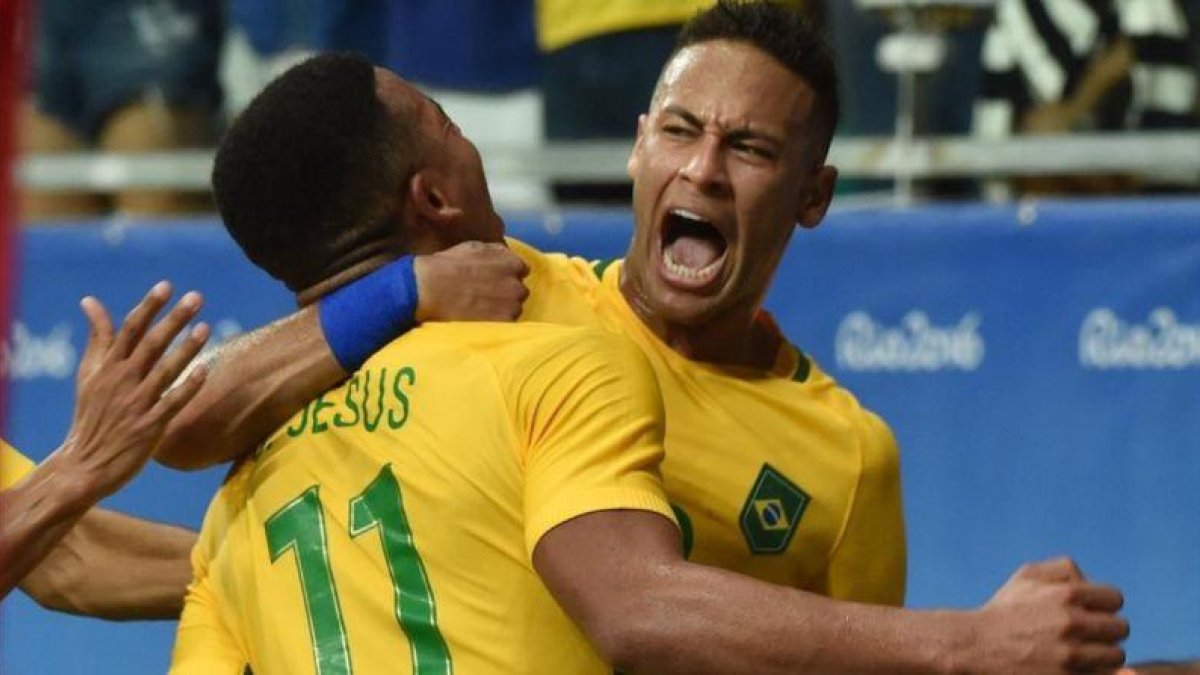 Neymar se abraza con Gabriel Jesús en el partido contra Dinamarca.