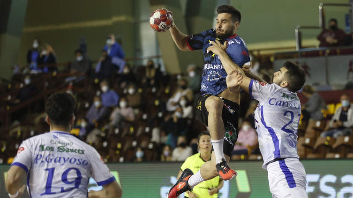 Natán Suárez se eleva para lanzar ante la portería del Dicsa Cisne. El central ademarista anotó un gol en el triunfo plácido de los leoneses en el Palacio de Deportes. FERNANDO OTERO