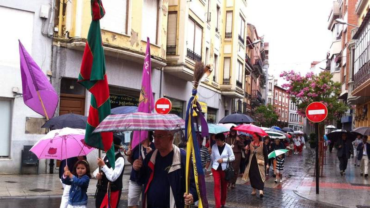 La lluvia obligó a abrir los paraguas para poder completar la marcha hasta El Salvador