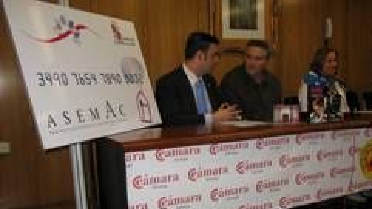 Carlos Mellado, Carlos de la Fuente y Sagrario González presentaron la tarjeta Asemac Socio Club