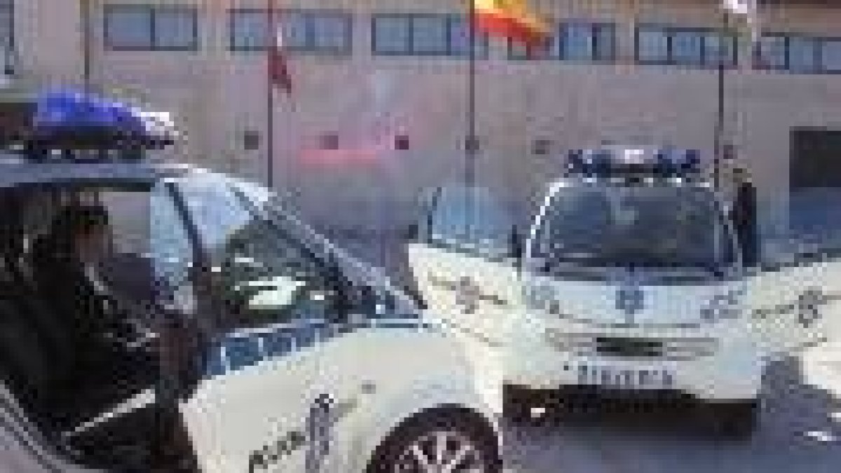 Imagen de archivo de dos patrullas de la Policía Local de San Andrés frente al Ayuntamiento