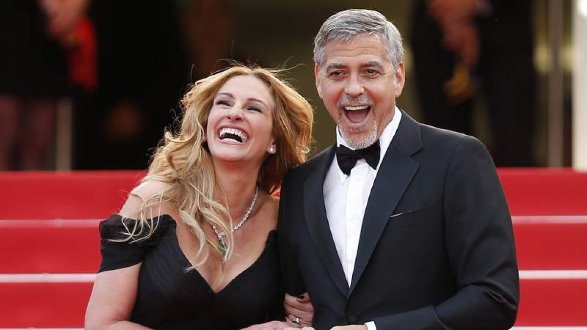Los actores Julia Roberts y George Clooney posan a su llegada a la proyección de la película ‘Money Monster’. IAN LANGSDON
