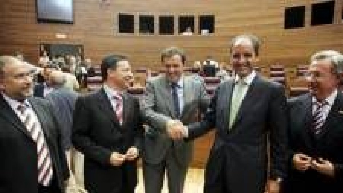 El presidente de la Generalitat, Francisco Camps, saluda a los ponentes de la reforma del Estatuto