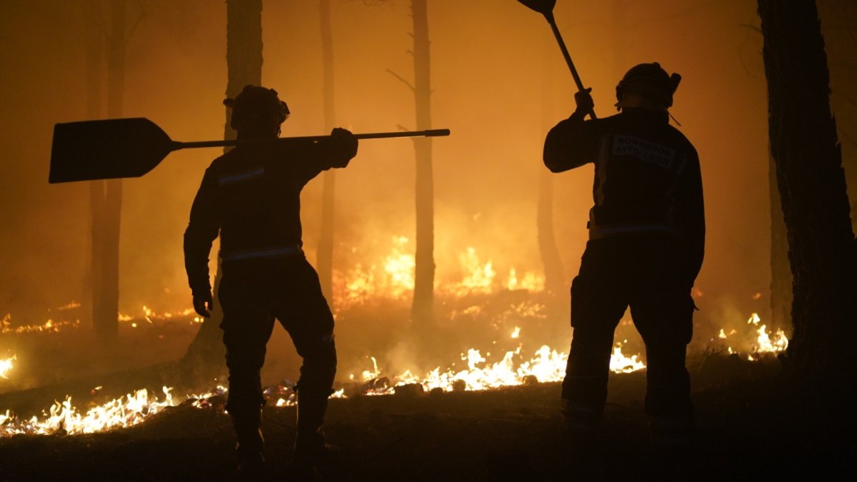 Bomberos del Ayuntamiento de Ponferrada y del Ayuntamiento de León junto a otros organismos fueron activados para participar en las labores de extinción. BOMBEROS LEÓN