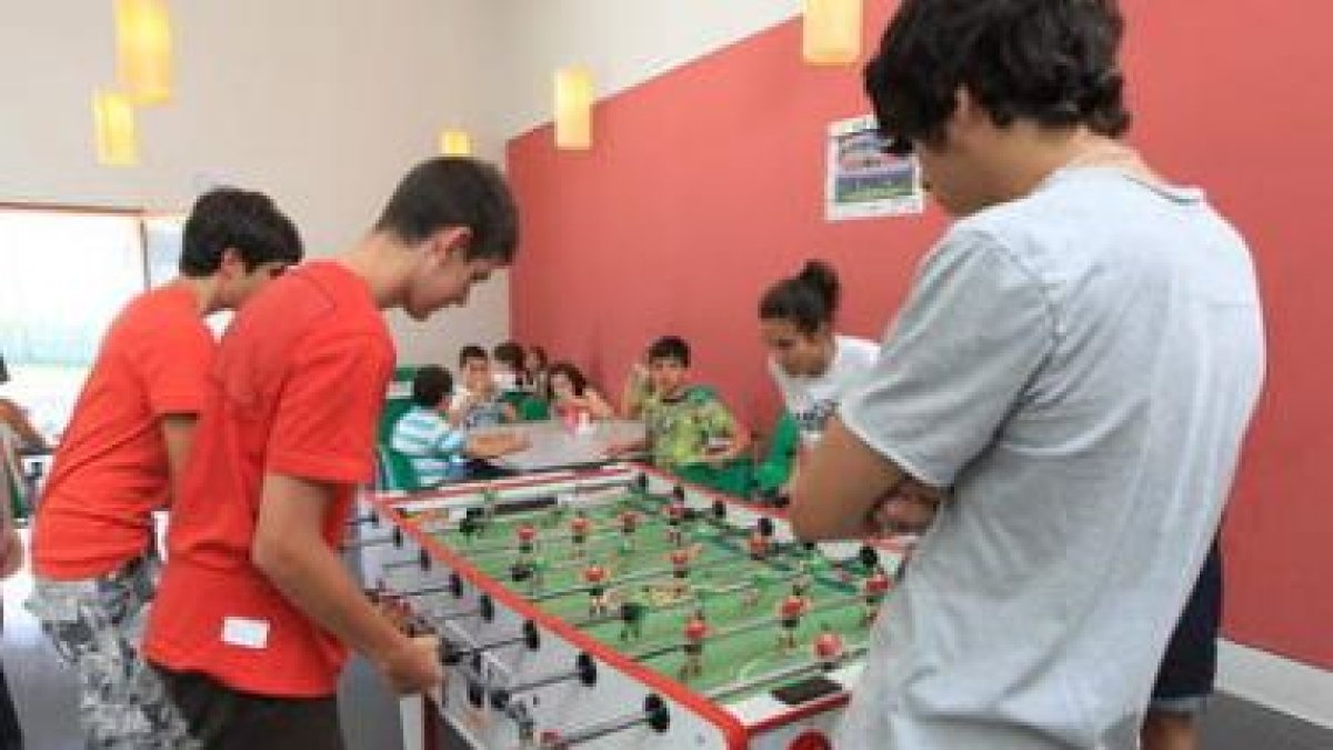 Estudiantes del campus de inglés, ayer durante un descanso de las clases.