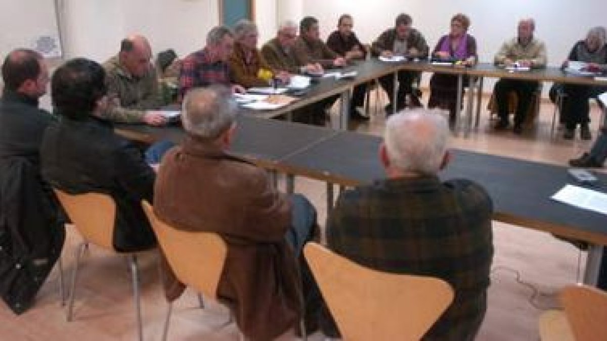 Miembros del foro en la reunión celebrada ayer en Oviedo.