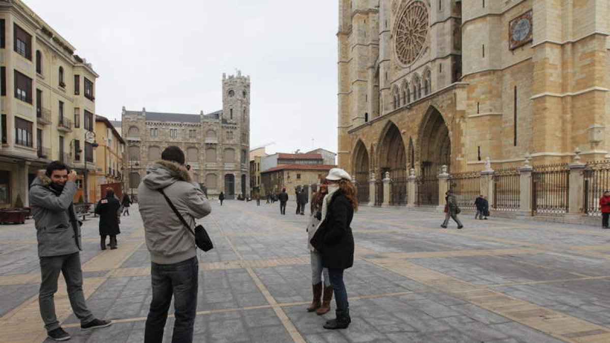 Foto de archivo de turistas en las inmediaciones de la Catedral de León.