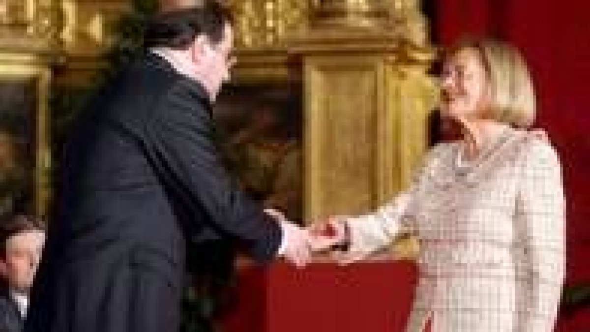 Juan Vicente Herrera en el momento de la entrega del premio a Josefina Aldecoa